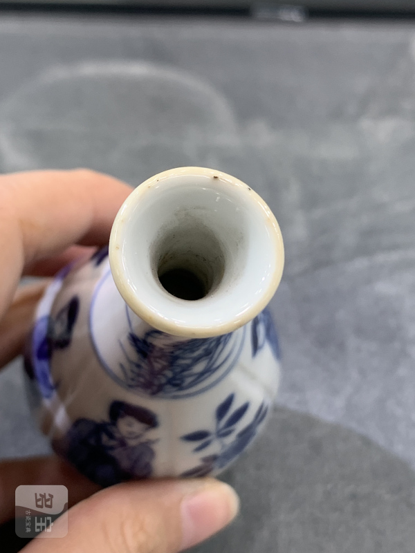 清康熙青花四美图瓜棱小胆瓶 - 图5